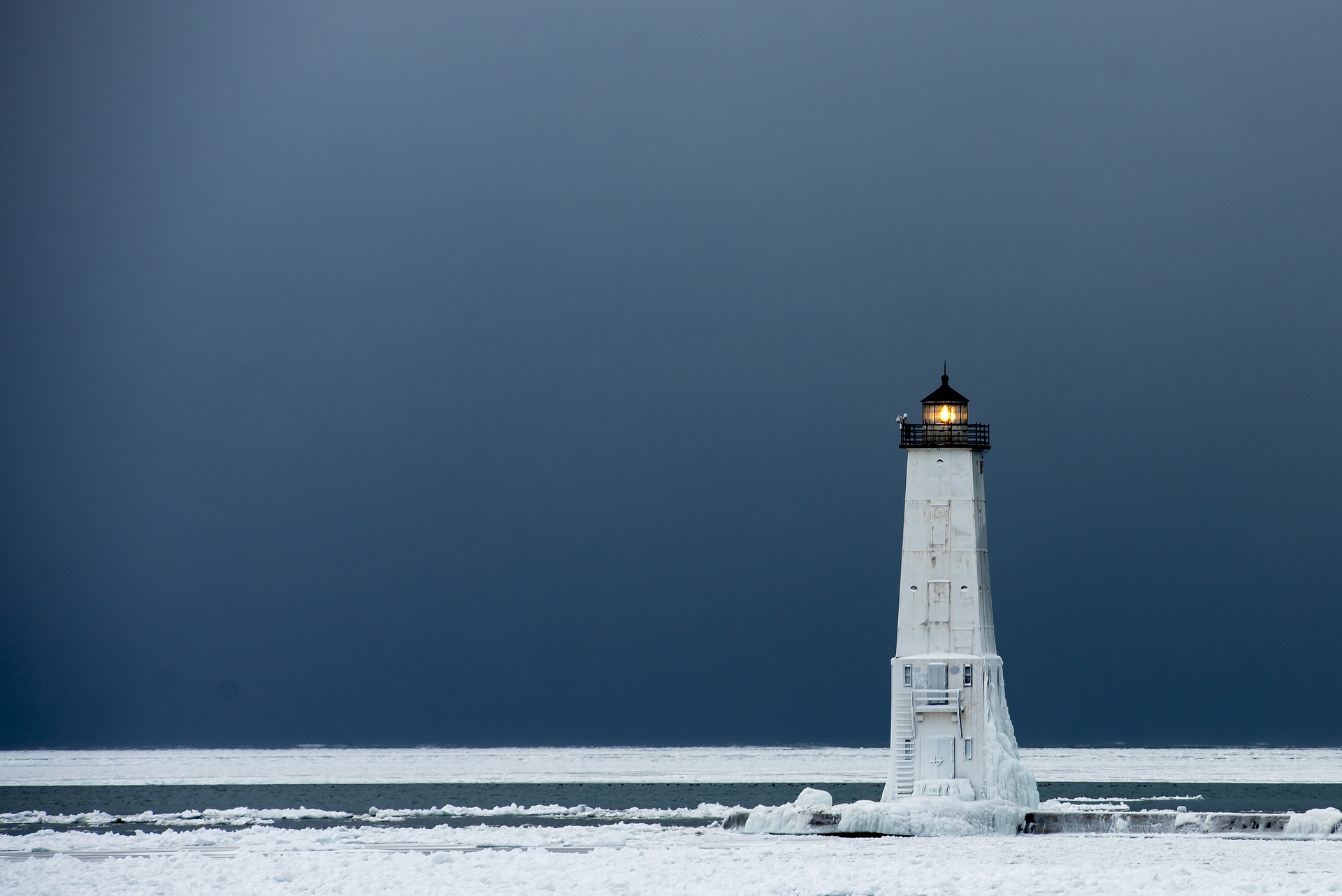 lighthouse-gf52c886401920.jpg